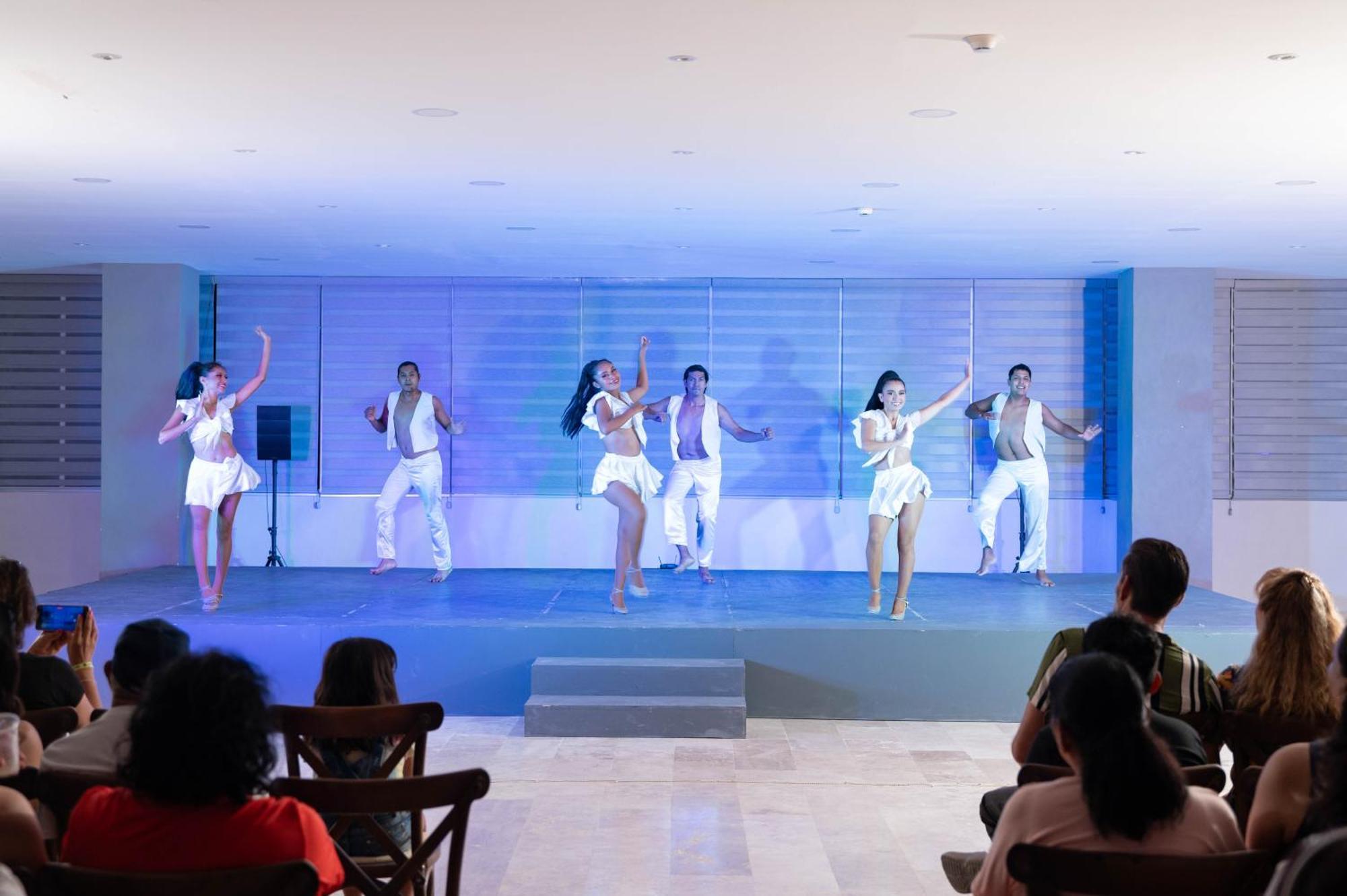 Ritz Acapulco All Inclusive Εξωτερικό φωτογραφία Entertainment at a resort