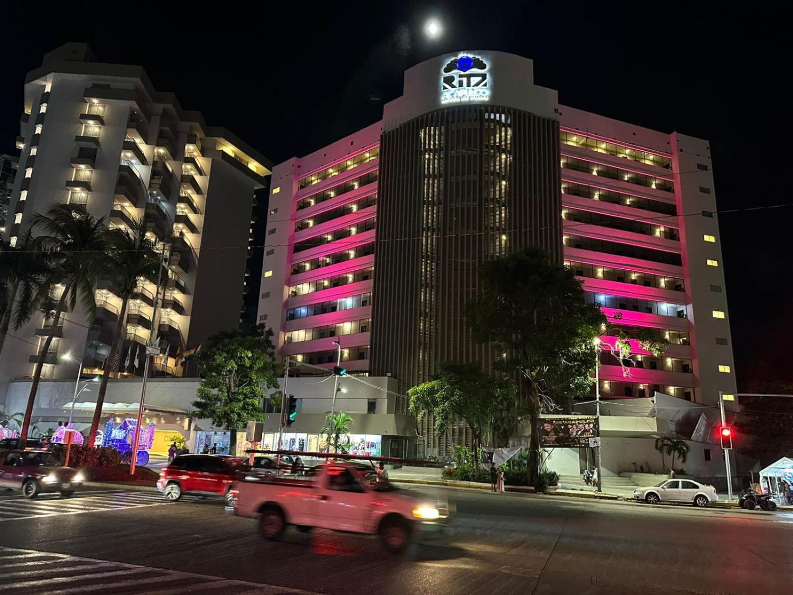Ritz Acapulco All Inclusive Εξωτερικό φωτογραφία The hotel at night