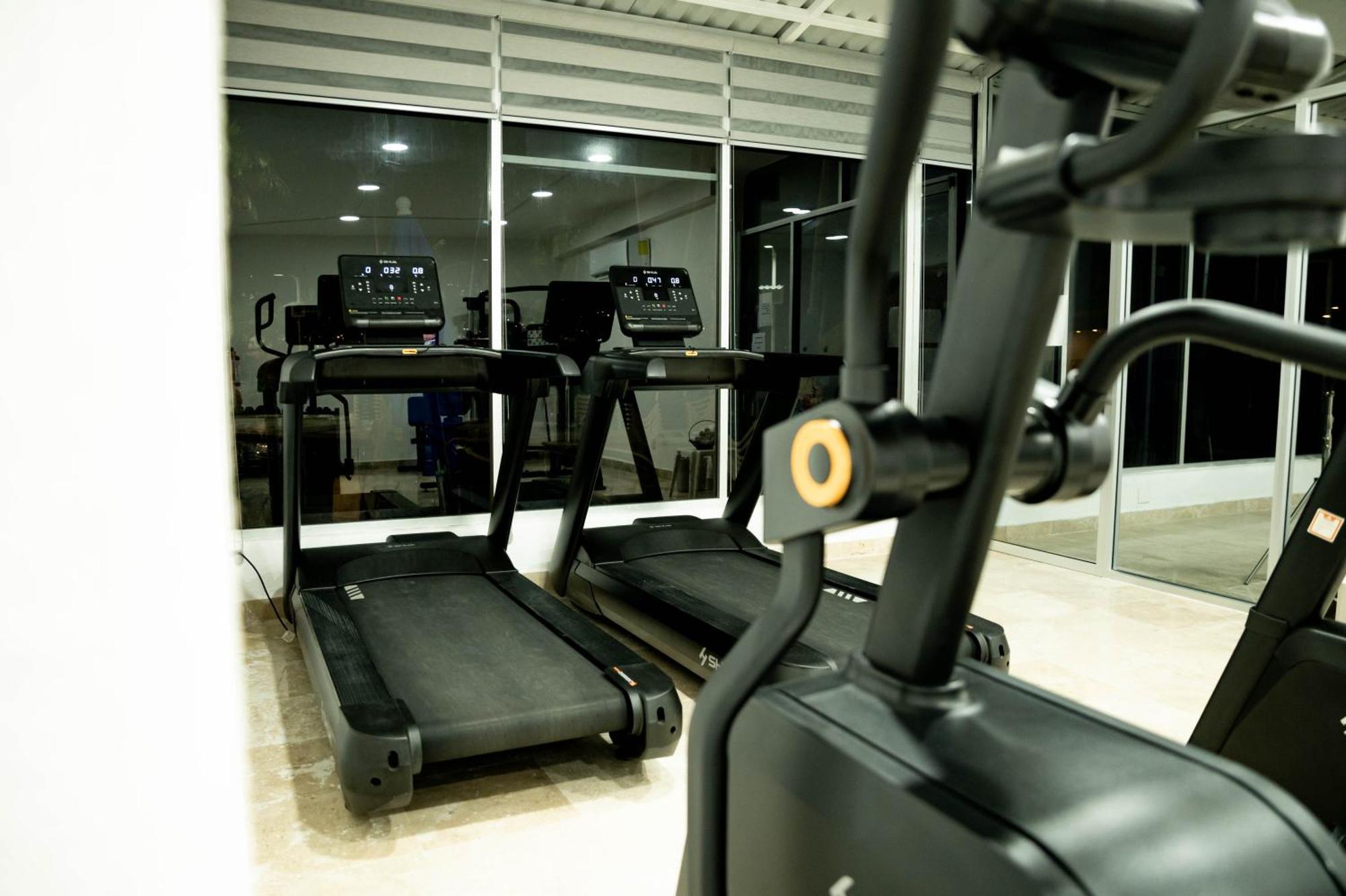 Ritz Acapulco All Inclusive Εξωτερικό φωτογραφία A treadmill