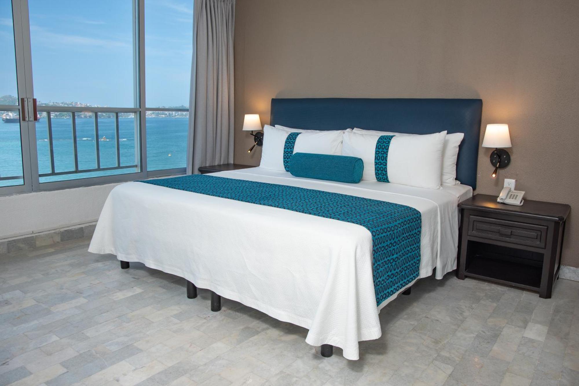 Ritz Acapulco All Inclusive Εξωτερικό φωτογραφία A bed with a bed runner