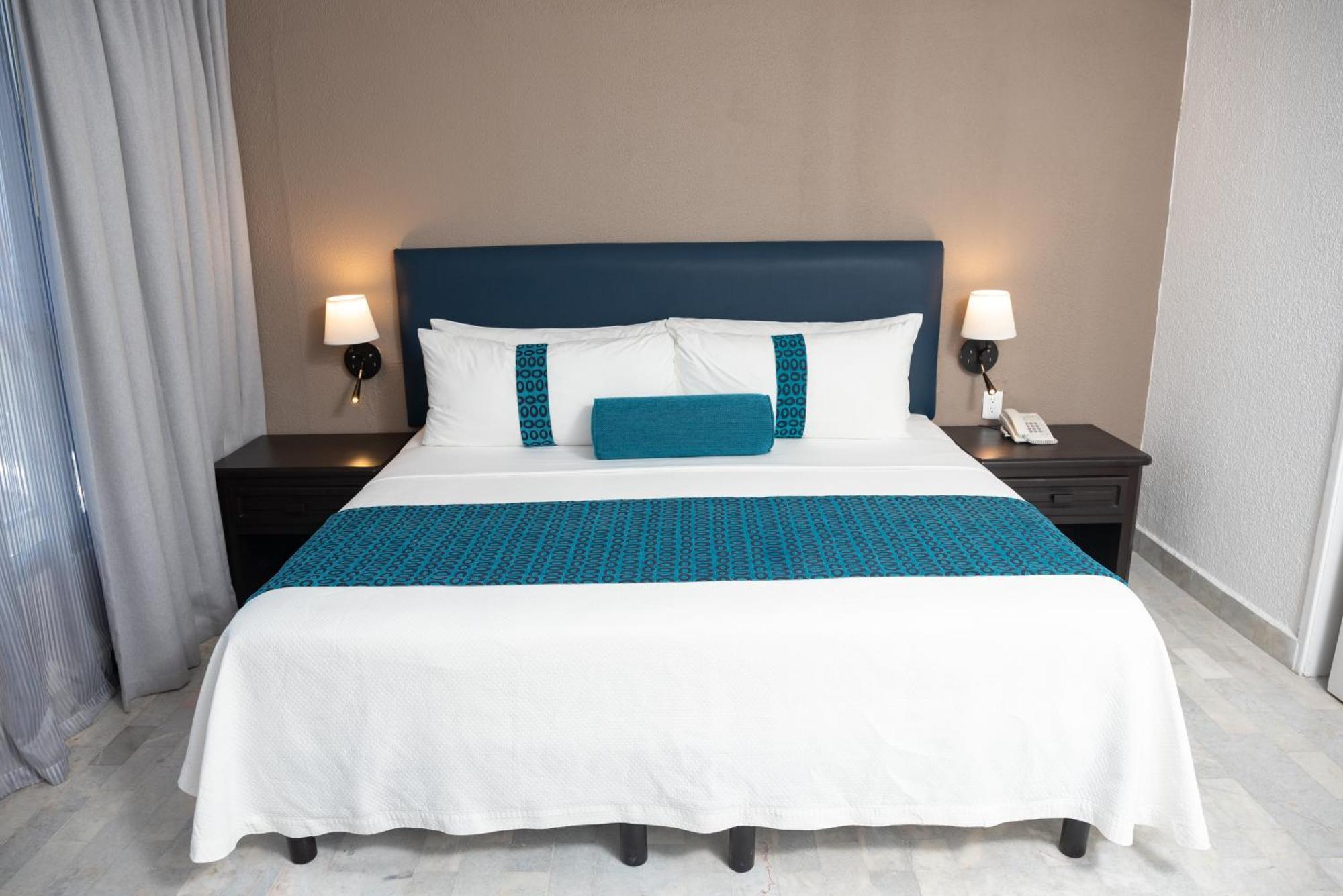 Ritz Acapulco All Inclusive Εξωτερικό φωτογραφία A bed with a bed runner