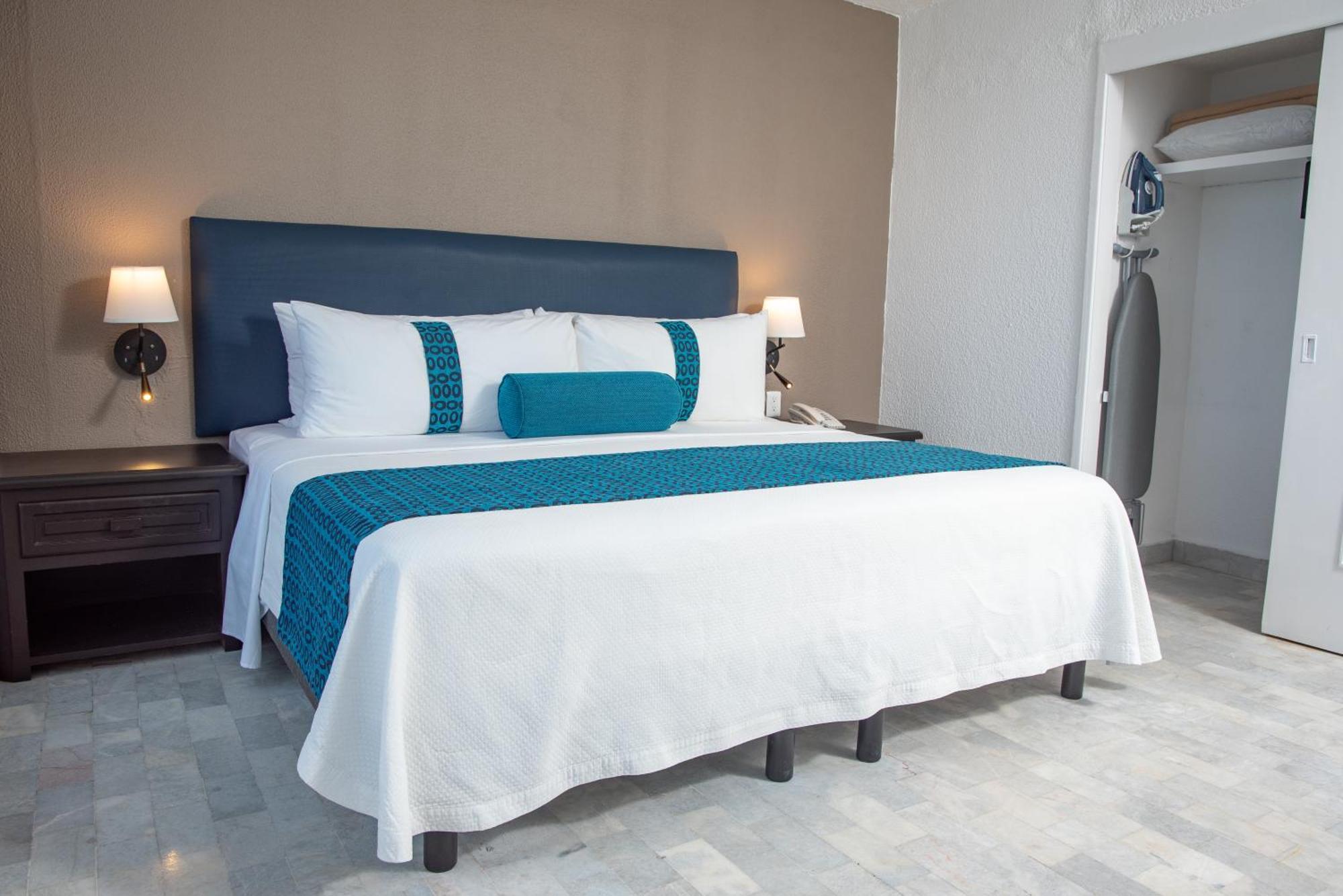 Ritz Acapulco All Inclusive Εξωτερικό φωτογραφία A bed